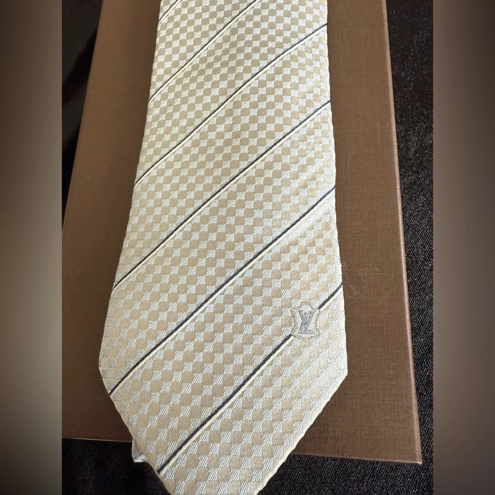 Elegant LV Striped Tie in Blue and gray - Picture 2 of 5